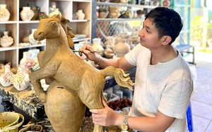 Elderly Vietnamese artisan wins hearts online with simple ‘hello’ - Ảnh 8.