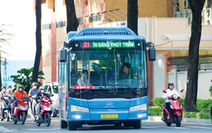 Tặng vé xe Tết cho 50 sinh viên đi xe buýt thường xuyên - Ảnh 2.