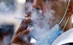 Vietnamese people fume over smoking while driving, fed up with flying cigarette ash - Ảnh 3.