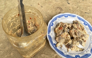 97 people sick after suspected salted egg cake poisoning in southern Vietnam - Ảnh 2.