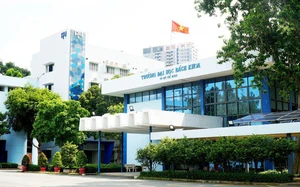 Ho Chi Minh City department eyes flexible work hours, relocation of schools, hospitals to ease congestion - Ảnh 2.