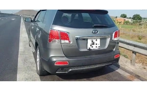 Vietnam charges Mercedes driver who locked himself in car with speeding ticket, blocked police station- Ảnh 2.