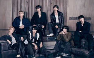 BTS thắp sáng trời đêm New York với drone show, lịch trình liên tục từ Hàn sang Mỹ - Ảnh 3.