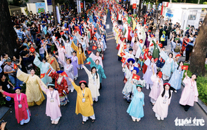 Thousand join traditional costume performance for Hung Kings’ Commemoration in Ho Chi Minh City - Ảnh 13.
