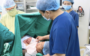 56-year-old Vietnamese woman gives birth to healthy twins - Ảnh 2.