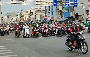 What happens at a red light in Vietnam might surprise you- Ảnh 2.