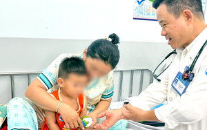 2 Vietnamese boys survive severe hand, foot, mouth disease - Ảnh 3.