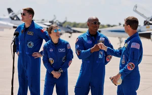 Artemis astronauts blast towards Moon on historic mission- Ảnh 4.