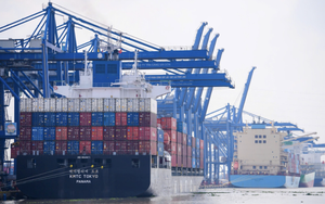 Middle East tensions may extend Ho Chi Minh City–Europe shipping times by up to 10 days - Ảnh 1.