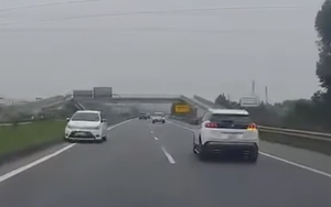 Vietnam fines three people $626 over wrong-way scooter ride on expressway- Ảnh 2.