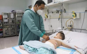 3 common childhood illnesses rise during hot season in Vietnam - Ảnh 3.