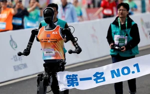 Chinese robot beats Usain Bolt's 100m world record in test run - Ảnh 3.