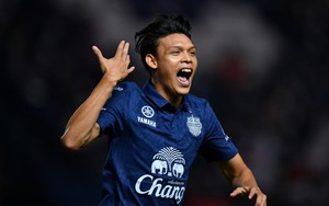 Ngôi sao bóng đá Indonesia gây phẫn nộ vì tung 'song phi cước' vào đối thủ - Ảnh 2.