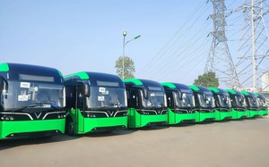 Hanoi puts 28 more electric buses into operation - Ảnh 1.