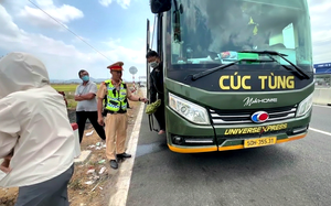 Vietnam police fine 42-seat bus driver, owner over $5,900 for carrying 63 passengers - Ảnh 2.