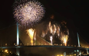 Xem trực tiếp pháo hoa nghệ thuật mừng lễ 30-4 trên kênh nào? - Ảnh 2.