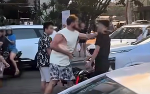 2 Indian tourists rescued from near drowning off Da Nang beach - Ảnh 3.