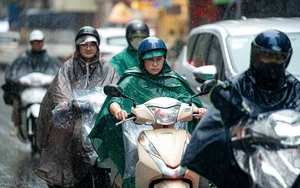 Ho Chi Minh City sees heavy rain after prolonged heat, thunderstorms expected to persist- Ảnh 10.