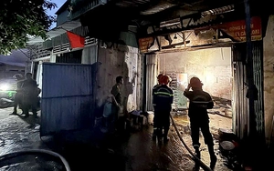 Fire from car carrying batteries kills 2 at Da Nang gas station- Ảnh 4.