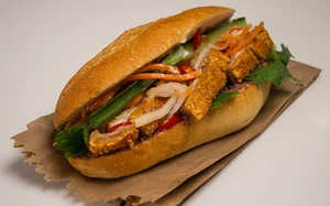 Vietnamese TikToker with 3.1 million followers apologizes after calling ‘banh mi’ a ‘struggle food’ - Ảnh 2.