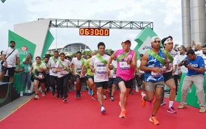 In Vietnam, race sends runners scrambling over flooded rice terraces- Ảnh 9.