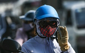 Da Nang workers struggle under scorching heat - Ảnh 10.