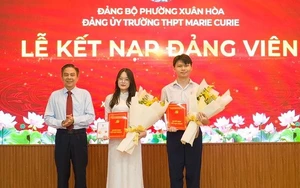 3 học sinh Trường THPT Hoàng Hoa Thám kết nạp Đảng ở tuổi 18: Dấu mốc trưởng thành khó quên - Ảnh 3.