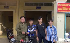 Vietnamese elderly scrap collector finds gold jewelry bag, takes it to police- Ảnh 3.