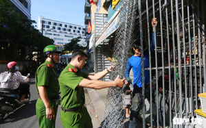 Eateries take over sidewalks along Ho Chi Minh City street, forcing pedestrians onto road- Ảnh 9.