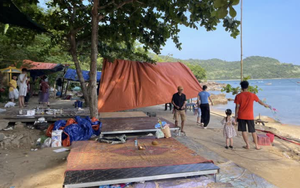 Vietnam’s Hue investigates clip of tourist boat staff dumping trash into iconic Perfume River - Ảnh 2.