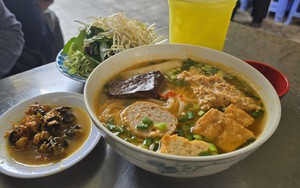 ‘Bun rieu’ in rice paper rolls or lobster ‘bun rieu’ fine dining: Which twist would you choose?- Ảnh 6.