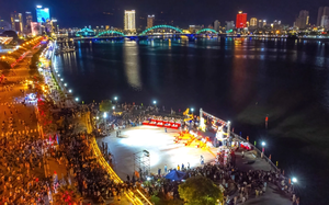 Paragliders, hot-air balloons, 2,000-women ‘ao dai’ parade draw crowds at Vietnam’s Dong Thap lotus festival- Ảnh 7.