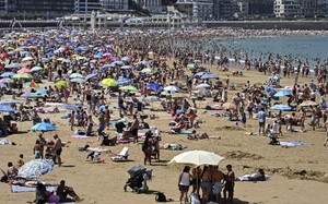 Two children die in France as heatwave blasts Europe- Ảnh 2.