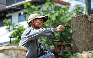 Outdoor workers in Vietnam’s major cities face growing burden from climate change- Ảnh 6.