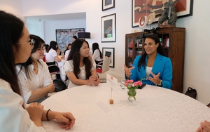 Foreign consuls explore Ho Chi Minh City's iconic landmarks on cultural walking tour- Ảnh 17.