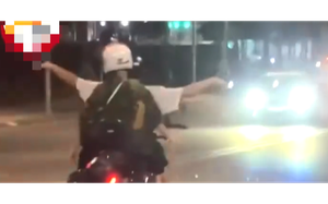 Da Nang police investigate videos of motorcyclist riding hands-free on highway - Ảnh 2.