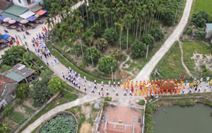 Couples encouraged to honor fallen soldiers, plant trees on wedding day in Vietnam’s Quang Tri - Ảnh 1.