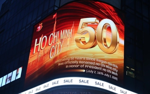 Fireworks, 3D projection light up Ho Chi Minh City in 50th anniversary celebrations - Ảnh 30.