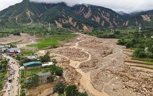 Floodwaters wash away temporary bridge, isolate over 400 households in Vietnam’s Nghe An - Ảnh 8.