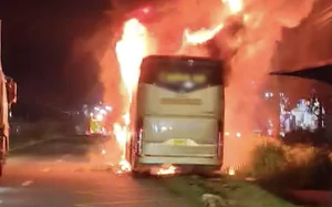 3 dead, dozens injured as long-haul bus overturns in Vietnam’s Gia Lai- Ảnh 3.