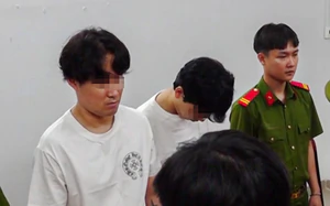 Police hand over 3 South Koreans wanted by Interpol at Ho Chi Minh City airport- Ảnh 1.