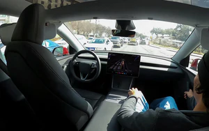 Hanoi allows 24-month trial of autonomous buses, robotaxis - Ảnh 2.