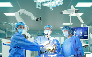Vietnamese hospital sets national record with nearly 4,300 robot-assisted surgeries over 10 years - Ảnh 2.