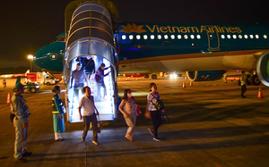 Tan Son Nhat Airport resumes take-offs, landings after drone disruptions - Ảnh 1.
