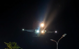 'UFO' alert at Ho Chi Minh City airport turns out to be LED-lit kites - Ảnh 2.