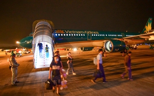 Vietnamese lawmakers urge stronger drone controls after Tan Son Nhat incident affected over 60 flights - Ảnh 2.