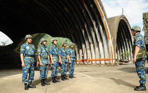 Air defense forces open fire on aerial targets during central Vietnam exercise - Ảnh 11.