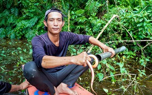 Blind man’s uncanny skill at catching mud eels in southern Vietnam- Ảnh 6.