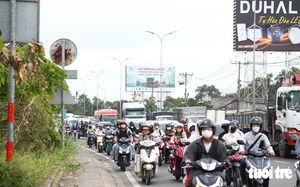 People flock to bus stations as National Day holiday gets under way - Ảnh 3.