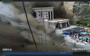 No Vietnamese among foreigners reported missing in China flash floods - Ảnh 2.